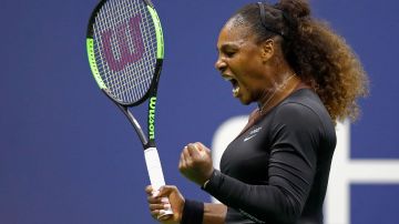 Serena Williams celebra un punto en su partido contra Magda Linette.
