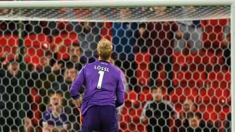 En el césped yace el holandés Juninho Bacuna del Huddersfield Town tras un autogol en el juego ante Stoke City.  (Foto: Gareth Copley/Getty Images)