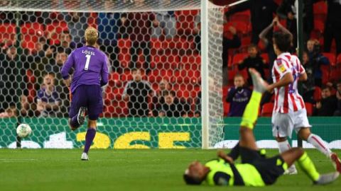 En el césped yace el holandés Juninho Bacuna del Huddersfield Town tras un autogol en el juego ante Stoke City.  (Foto: Gareth Copley/Getty Images)