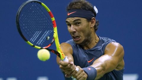 Nadal devuelve un servicio de Pospisil.