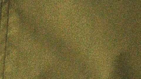 Un soldado descansa mientras aguarda por su transporte.