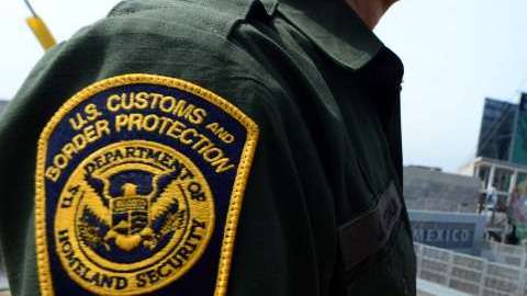 El oficial fue suspendido y arrestado en su domicilio