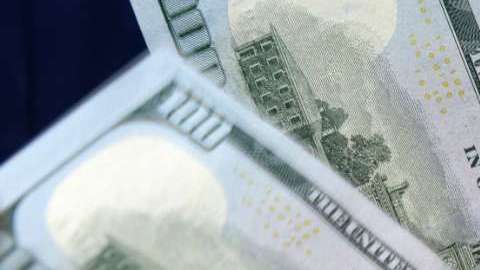 Un dólar se vende en 18.80 pesos al menudeo.