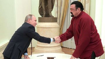 El día que Seagal recibió ciudadanía rusa.  ALEXEY DRUZHININ/AFP/Getty Images