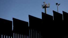Cámaras de vigilancia en la valla fronteriza entre México y EEUU.