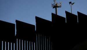Cámaras de vigilancia en la valla fronteriza entre México y EEUU.