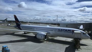 La aerolínea LATAM tiene su base en Santiago de Chile.
