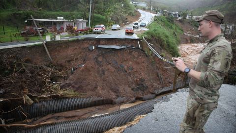 Los pobladores de la isla sigue padeciendo el devastador paso del huracán María.