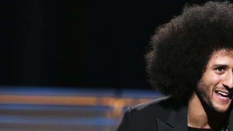 El exjugador de la NFL Colin Kaepernick sigue sin poder jugar, pero así causa polémica.  (Foto: Slaven Vlasic/Getty Images for Sports Illustrated)