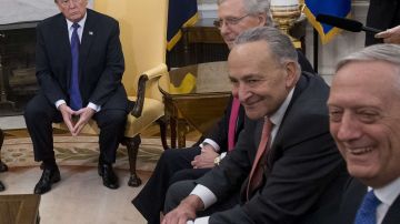 El presidente Trump y Charles Schumer (derecha-centro) no han tenido una buena relación.