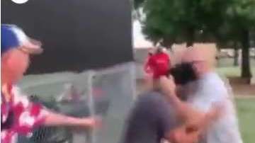 El padre de un niño y su entrenador se dieron de puñetazos en un partido de béisbol