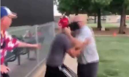 El padre de un niño y su entrenador se dieron de puñetazos en un partido de béisbol
