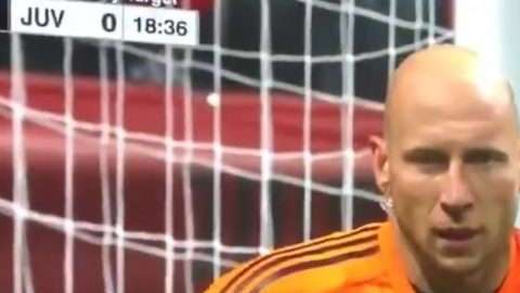 Brad Guzan, reporteando y jugando al mismo tiempo en el MLS All Star.
