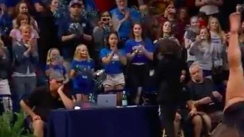 Rutina de suelo de la gimnasta Katelyn Ohashi.