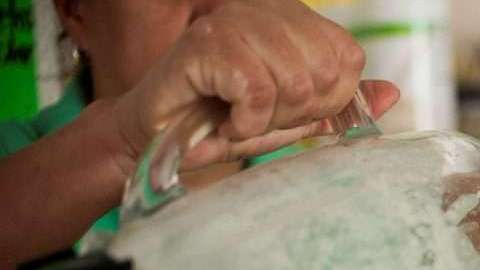 Una mujer hace un batido de Herbalife.