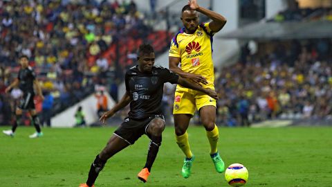 Águilas del América y Rayados del Monterrey se enfrentan en la cancha del estadio Azteca