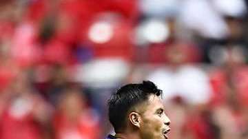 César Ramos muestra la tarjeta roja al portero de Toluca Alfredo Talavera en el estadio Nemesio Diez. (Foto: Imago7/ Etzel Espinosa)