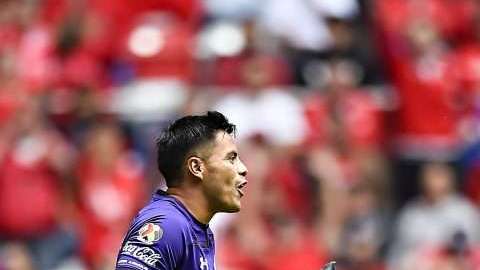 César Ramos muestra la tarjeta roja al portero de Toluca Alfredo Talavera en el estadio Nemesio Diez. (Foto: Imago7/ Etzel Espinosa)