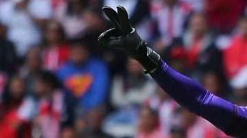 El portero del Toluca Alfredo Talavera vuelve al ataque contra César Ramos. (Foto: Imago7/Agustin Cuevas)