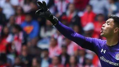 El portero del Toluca Alfredo Talavera vuelve al ataque contra César Ramos. (Foto: Imago7/Agustin Cuevas)