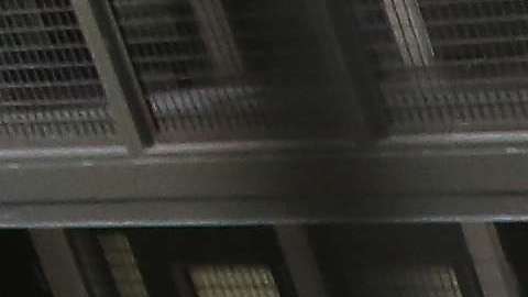 Un guardia traslada a un inmigrante detenido en una cárcel de California.