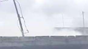 Vecinos trataron de sofocar el fuego.