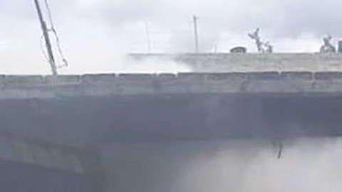 Vecinos trataron de sofocar el fuego.