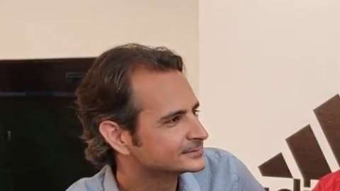 Mayoral (dcha.) e Isco (centro) durante la entrevista con El Diario NY.