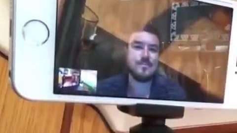 Jason Kessler (en el celular) y Patrick Little.