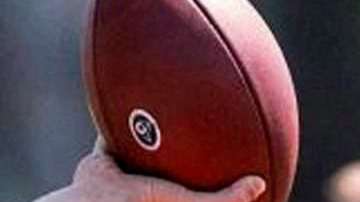 El mariscal de campo Luis Pérez verá acción este jueves ante los Santos de Nueva Orleans.