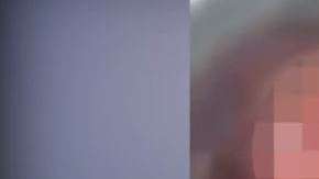 El niño llora desesperado mientras los hombres solo ríen.