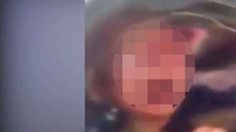 El niño llora desesperado mientras los hombres solo ríen.