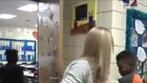 Esta maestra hace que inicien y culminen el día sus alumnos de la mejor forma.