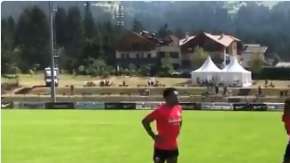 Marco Fabián se dispone a patear un ovoide de fútbol americano