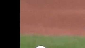 La hermana Mary Jo Sobieck lanzó la primera bola en Chicago.