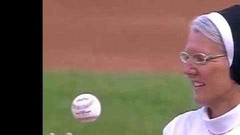 La hermana Mary Jo Sobieck lanzó la primera bola en Chicago.