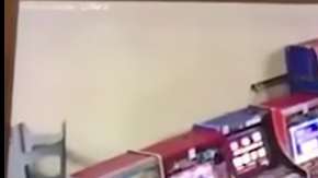 El desconocido se dirigió hace uno de los clientes.