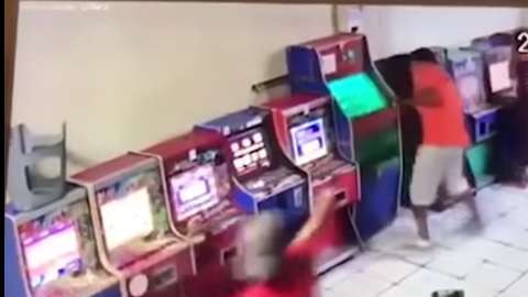 El desconocido se dirigió hace uno de los clientes.