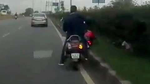 Un accidente de moto deja a una niña sola al volante.