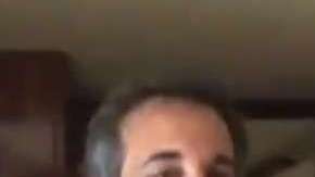 El video muestra a Cohen abordar el avión de campaña presidencial.