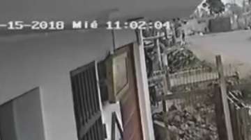 Cámaras de seguridad de una vivienda cercana captaron el crimen.