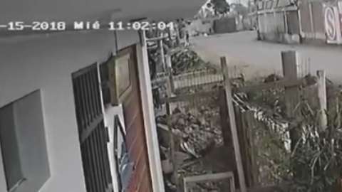 Cámaras de seguridad de una vivienda cercana captaron el crimen.