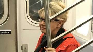 La mujer se sentó como si nada sobre los pies del desamparado.