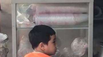 El niño se interpuso ante el animal y la mujer que llevaba un machete.