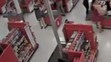 El padre confrontó al pervertido que estaba grabando a su hija.