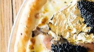 Pizza de  caviar y tinta de calamar