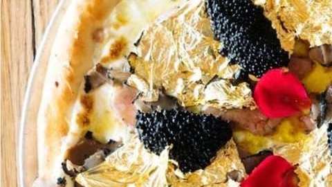 Pizza de  caviar y tinta de calamar