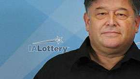 Gary West con su más reciente premio de lotería.