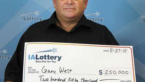 Gary West con su más reciente premio de lotería.
