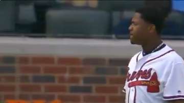Ronald Acuña recibió un fuerte pelotazo en el codo izquierdo